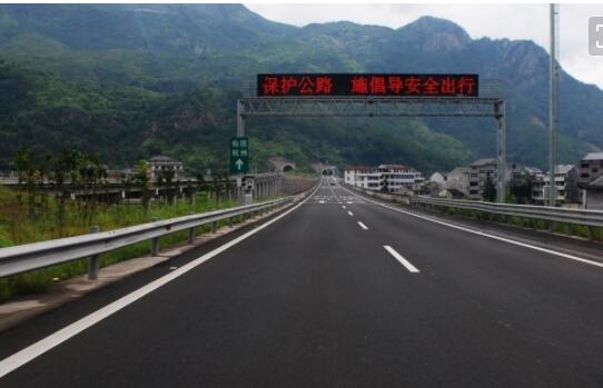 對于高速收費(fèi)熱點(diǎn)問題：**允許借機(jī)違規(guī)漲價(jià)